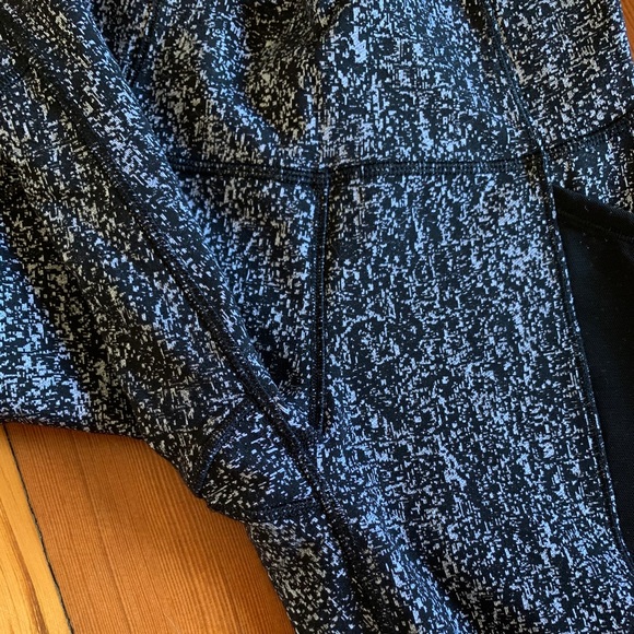 Lululemon Crops Size 2 Like New Condition - Picture 3 of 6